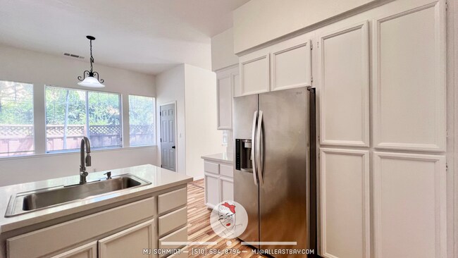 Building Photo - 303 Sutton Cir