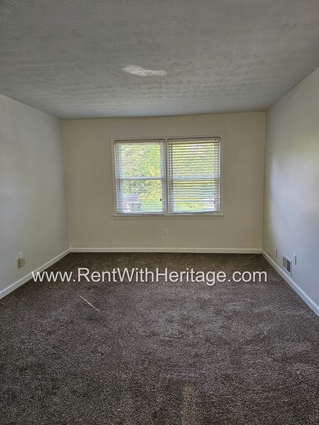 Building Photo - Amazing 4 Bedroom/ 2 Bath Home / Bonus Roo...