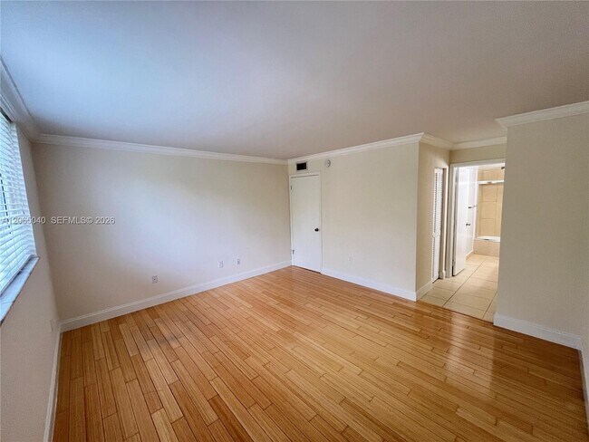 Building Photo - 1605 Bay Rd