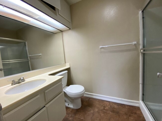 Building Photo - 2 BR 2 BA 1 Story Condo w/Balcony W/D Gate...
