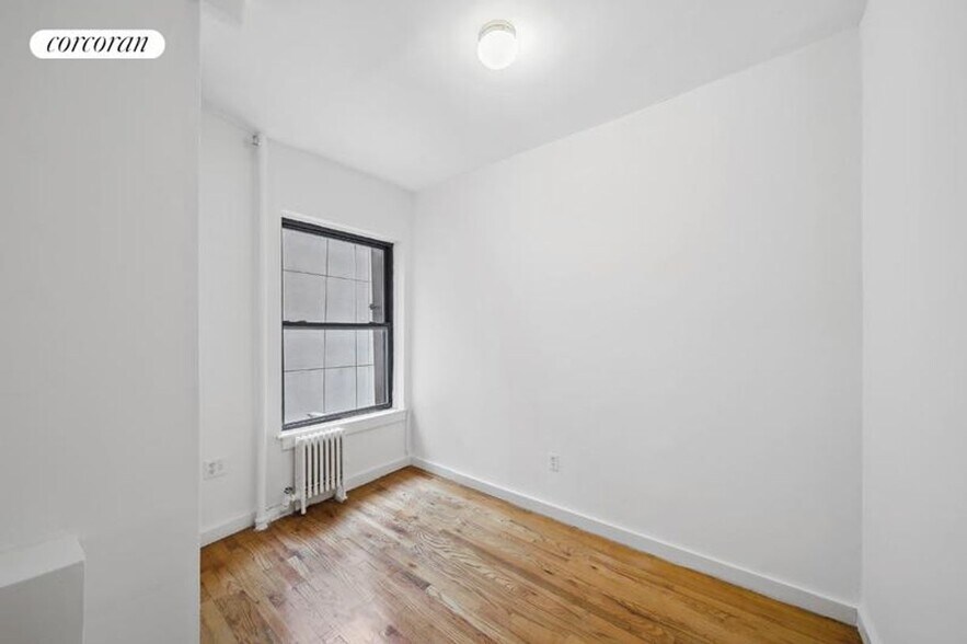 Building Photo - 242 E 10th St