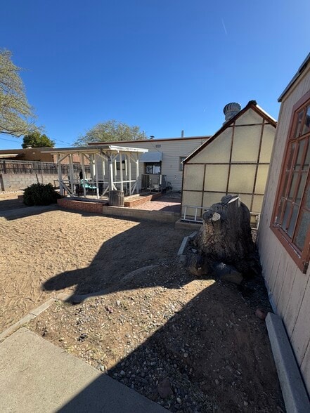 Building Photo - 2113 Madeira Dr NE