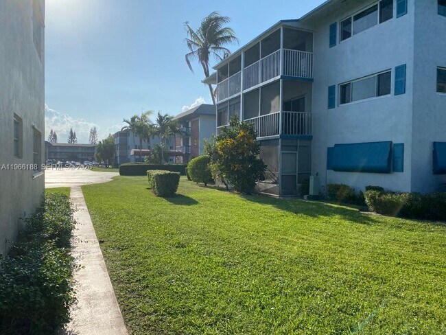 Building Photo - 1001 Hillcrest Ct