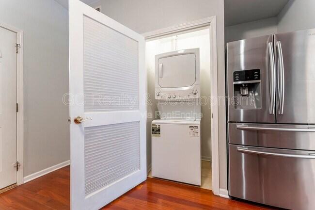 Building Photo - 4406 N Sacramento Ave