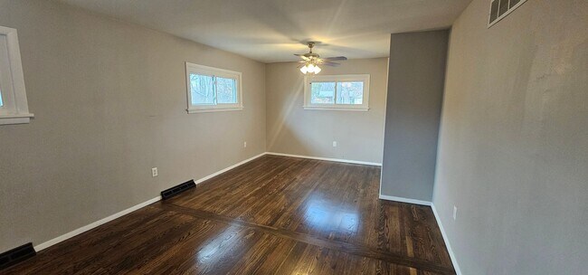 Building Photo - 2513 Hillcrest Dr