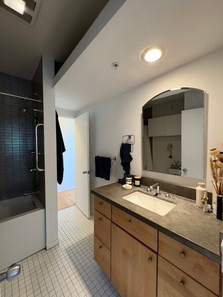 Building Photo - 8968 Crescent Dr