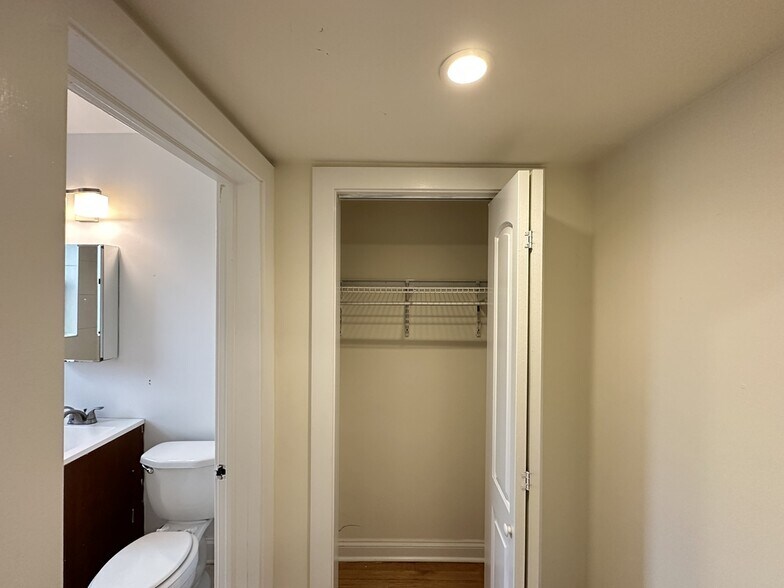 Building Photo - 4039.5 N Ashland Ave