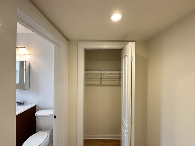 Building Photo - 4039.5 N Ashland Ave