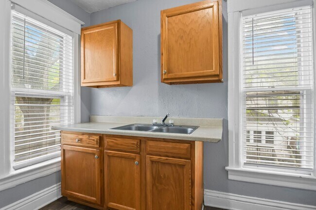 Building Photo - 720 W Edwards St