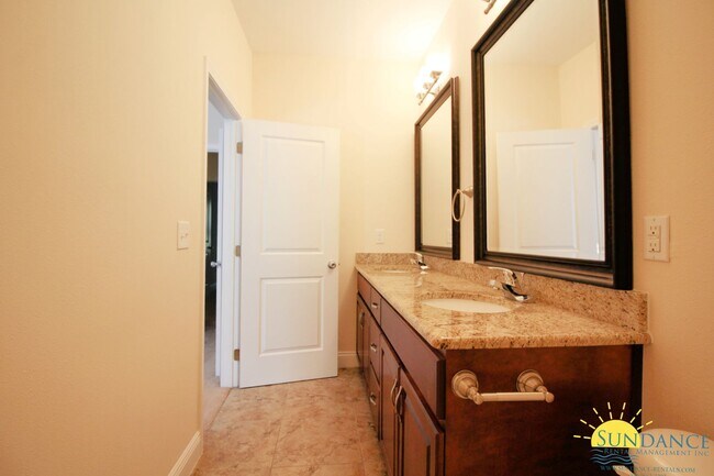 Building Photo - Nice 3 Bedroom Townhouse in The Palm Reserve