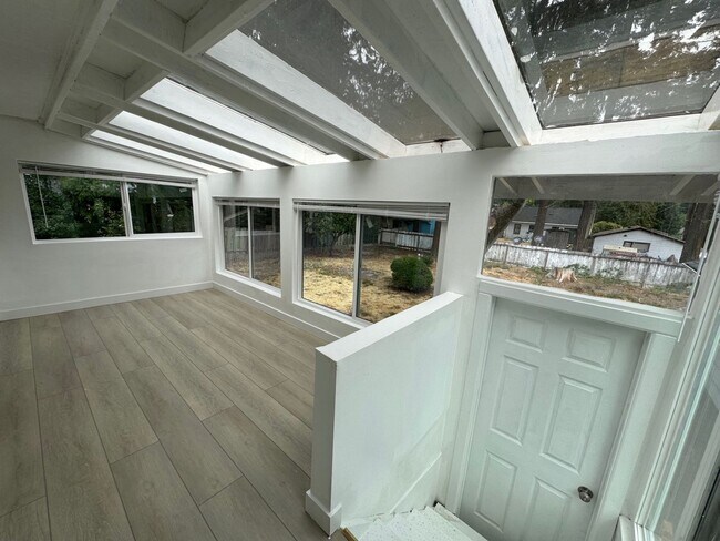 Building Photo - Newly renovated 4 bed 1 bath home in Burien