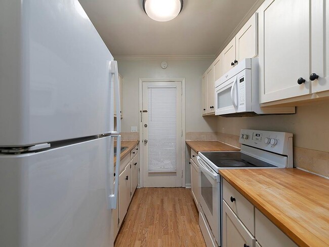 Building Photo - 438 Carriage Dr NE