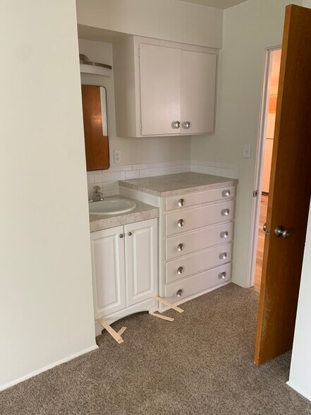 Each bedroom has this combination - 423 N 19th St
