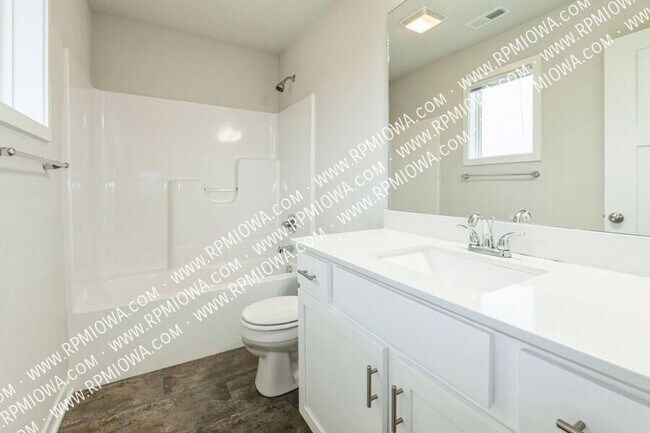 Building Photo - 16619 Oakwood Dr