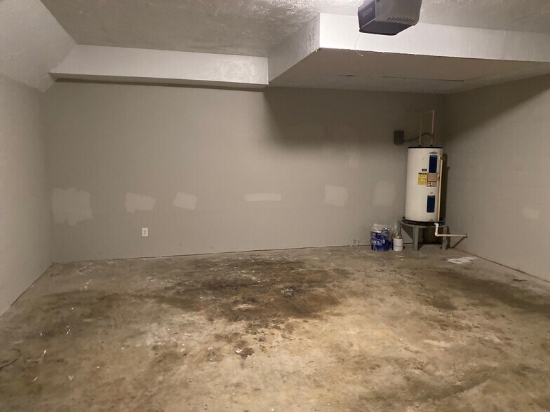 Building Photo - 68 Old Oak Cir