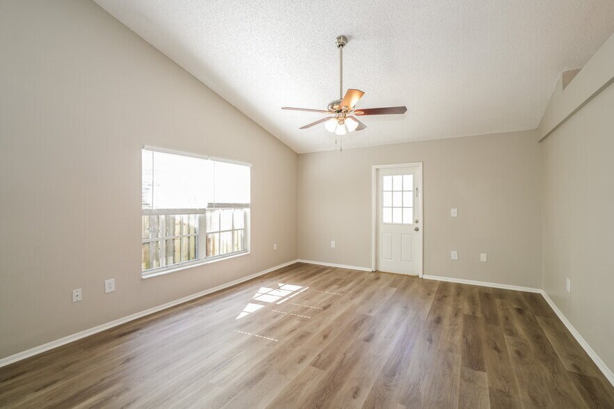 Building Photo - 1434 Lakehurst Way