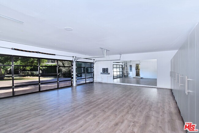 Building Photo - 4678 White Oak Ave