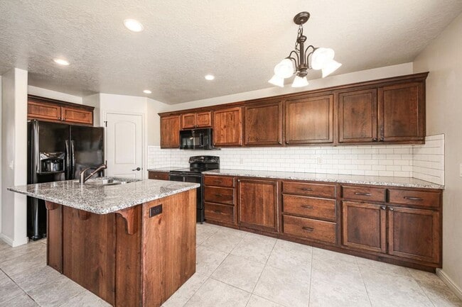 Building Photo - Beautiful Fossil Hills END UNIT!!