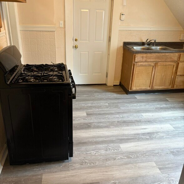 Building Photo - 953 W 17th St