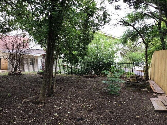 Building Photo - 400 Celery Loop