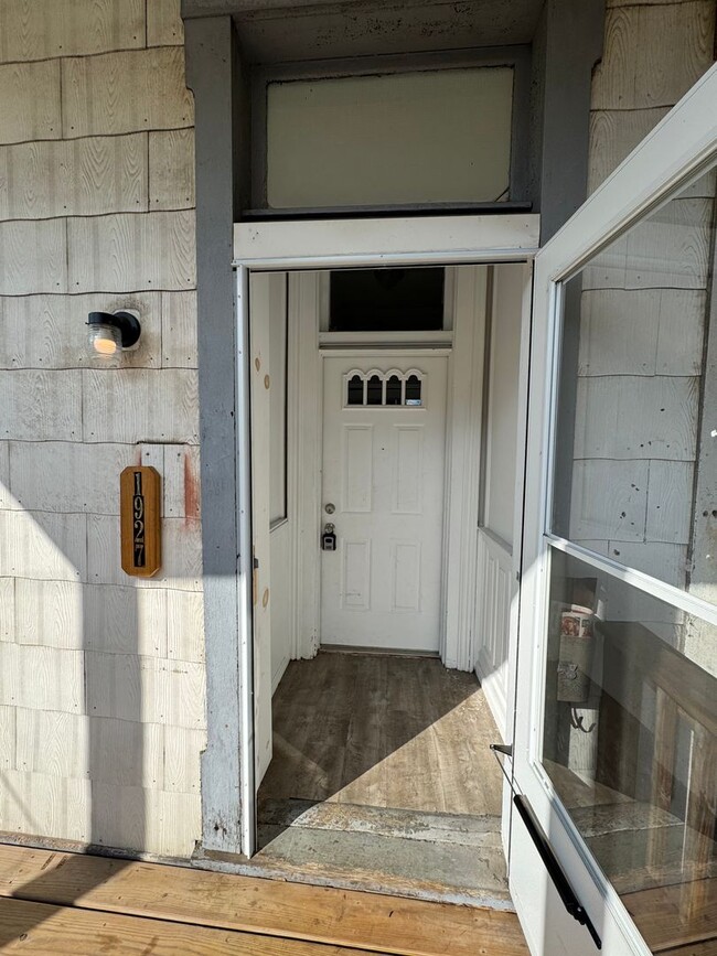 Building Photo - 4 Bedroom 1 Bathroom in Fineview!