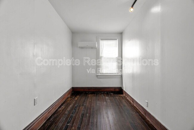 Building Photo - 2042 Russell Blvd