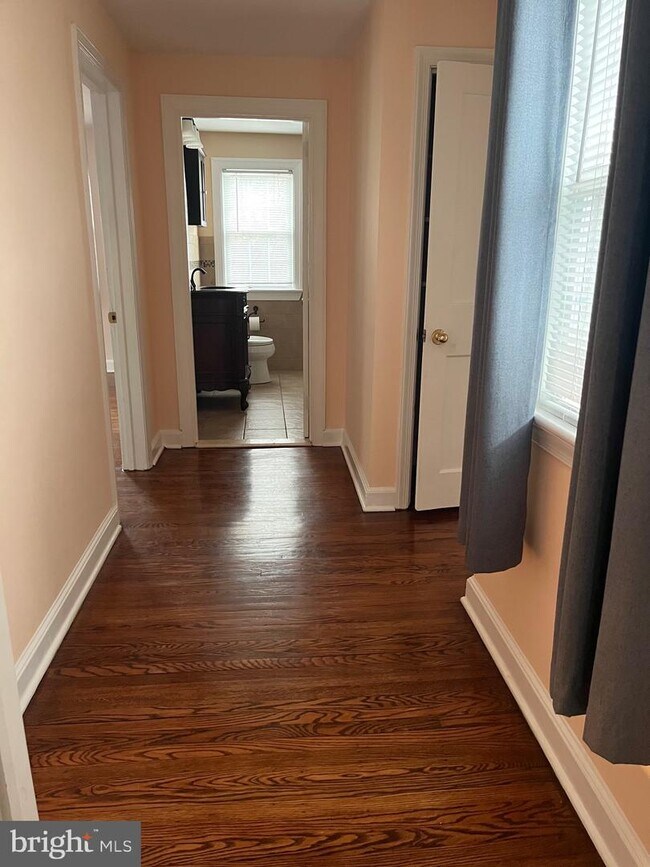 Building Photo - 102 Hillside Cir