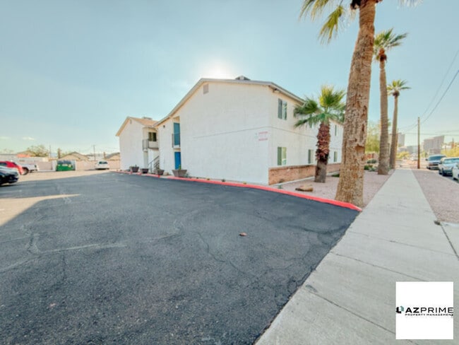 Building Photo - FREE FIRST MONTH'S RENT MOVE IN SPECIAL! Inviting 2/1 Phoenix Apartment with Modern Comforts!