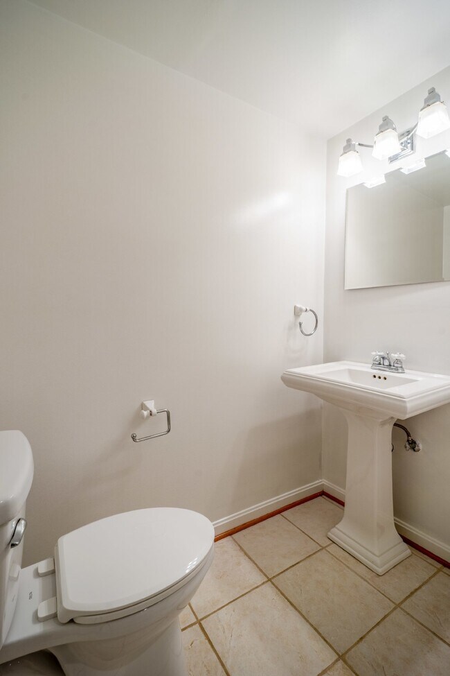 Building Photo - Three-level end unit townhome!