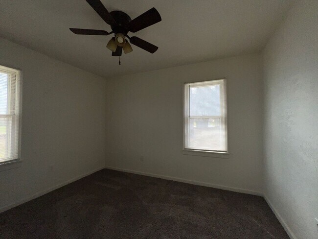 Building Photo - 1120 NW Carroll Dr
