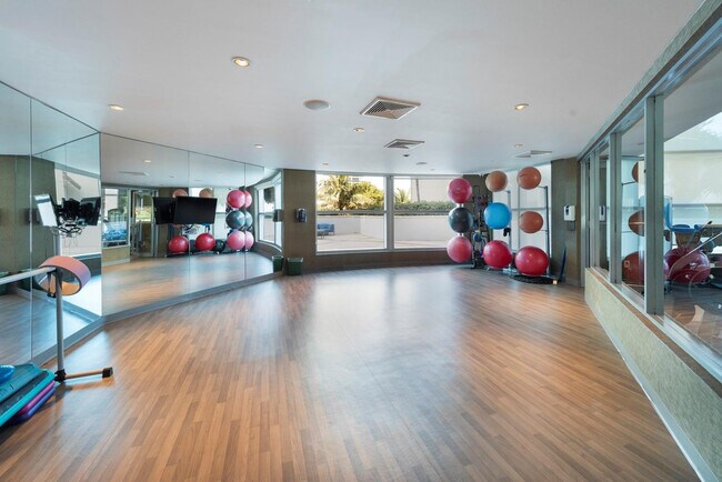 Building Photo - 3101 S Ocean Dr