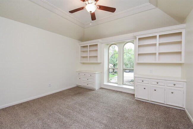 Building Photo - 807 Herdsman Dr