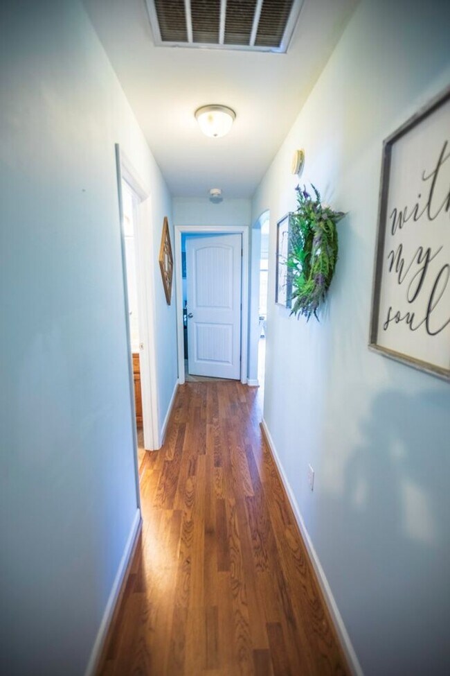 Building Photo - Charming Brick Home with Open Floor Plan & Great Outdoor Space in North Valdosta