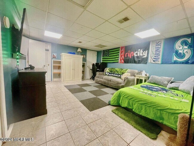 Building Photo - 562 Clubhouse Dr