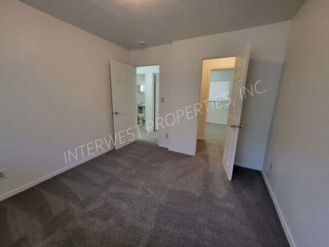 Building Photo - Charming 3 bd Home in Portland with W/D Ho...