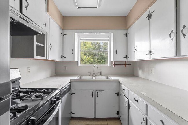 Building Photo - 807 Temple Dr