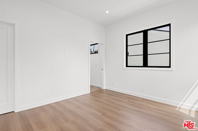 Building Photo - 930 Lincoln Blvd