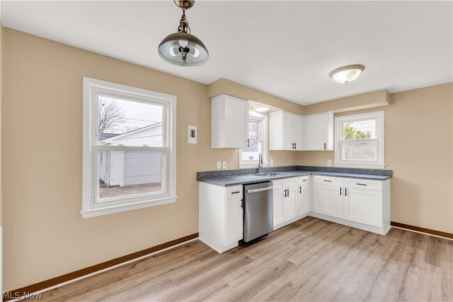 Building Photo - 655 E 240th St