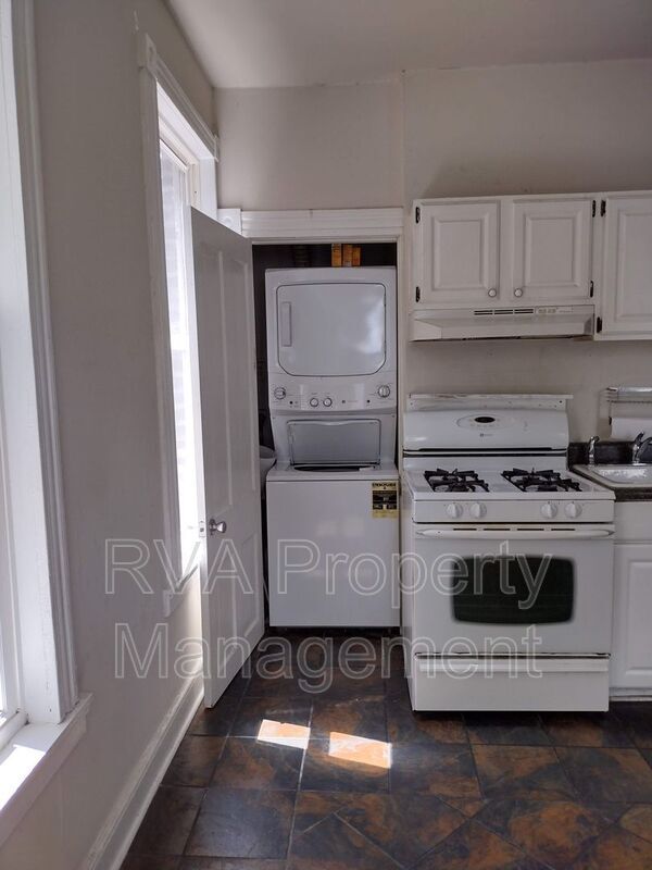 Building Photo - 518 W Clay St