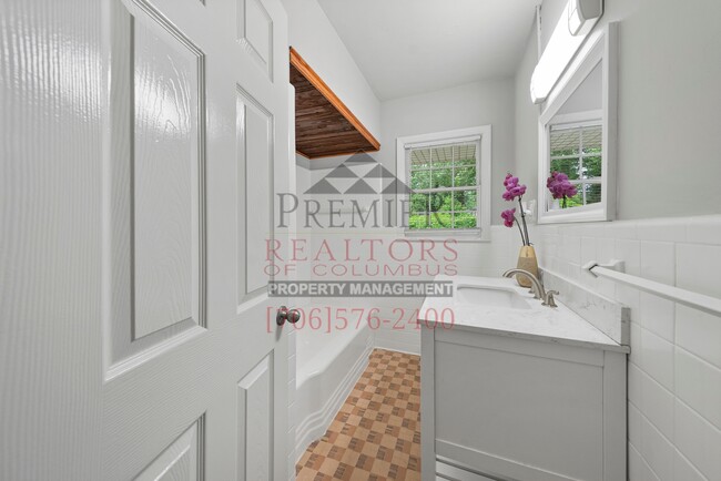 Building Photo - 4115 Lyn Dr