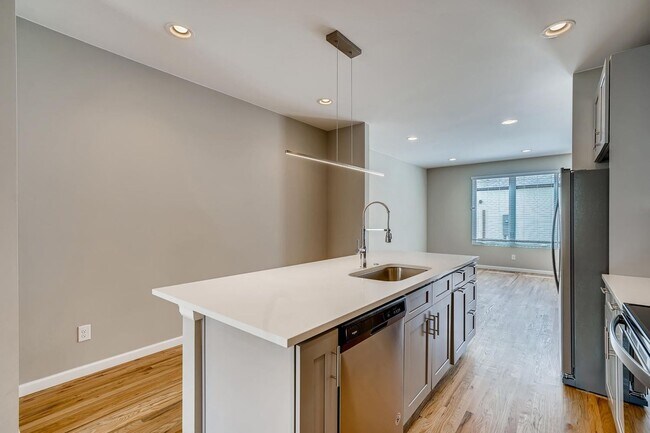 Building Photo - Beautiful + Spacious 2 Bed Townhome