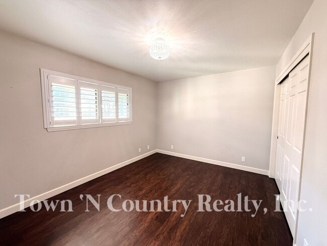 Building Photo - 1198 Loyola Dr