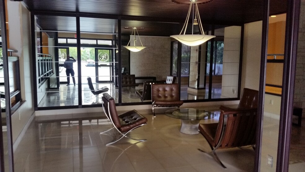 Building Photo - 3375 N Country Club Dr