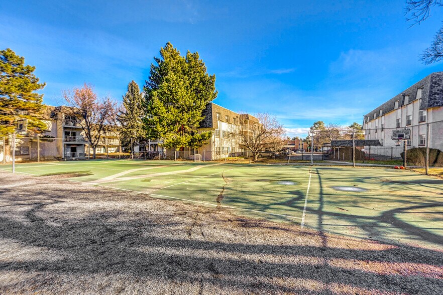 Building Photo - 5770 E Warren Ave