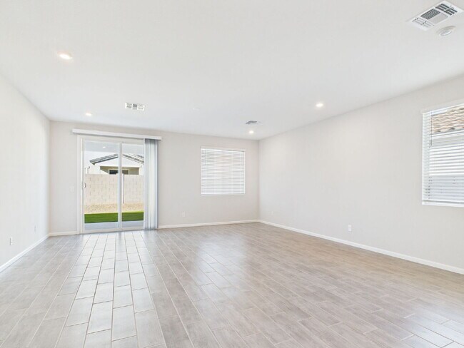 Building Photo - NORTH COPPER CANYON BRAND NEW BEAUTY