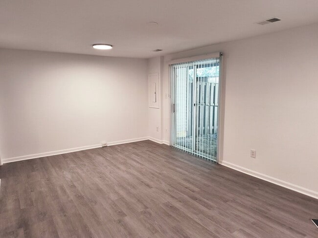 Building Photo - Spacious Alexandria Townhome in Convenient...