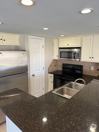 Building Photo - Newly Renovated 2 Bed 2 Bath