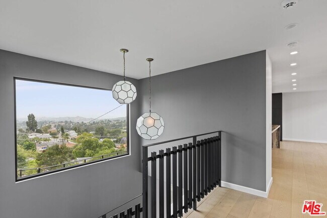 Building Photo - 105 Sequoia Dr