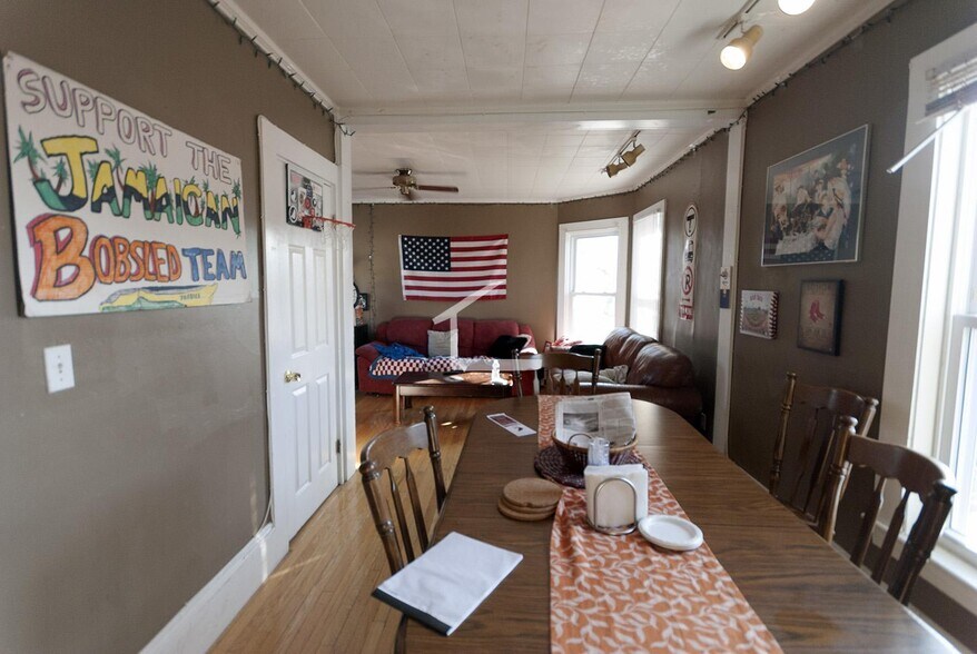 Building Photo - 86 Linden St