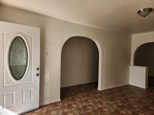 Building Photo - Bryant